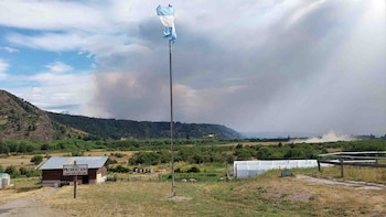 La escuela de Cholila rodeada