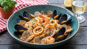 Risotto de pescador: una receta tradicional italiana un arroz meloso y una combinación de mariscos perfecta para sorprender a tus invitados