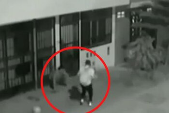 Joven lanzó su celular a