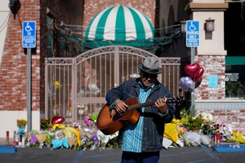 Gabriel Alexander toca la guitarra