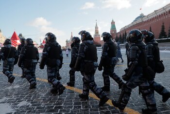 Policías rusos en la Plaza