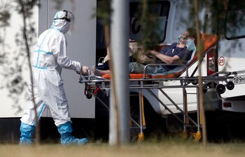 Un sanitario traslada a un