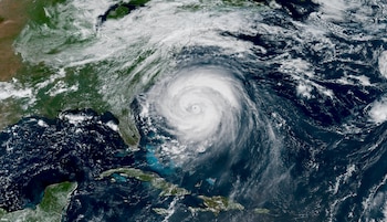 Imagen satelital de la NOAA del enorme huracán Erin desplazándose frente a la costa este de Estados Unidos, tomada el 20 de agosto de 2025. Foto: NOAA