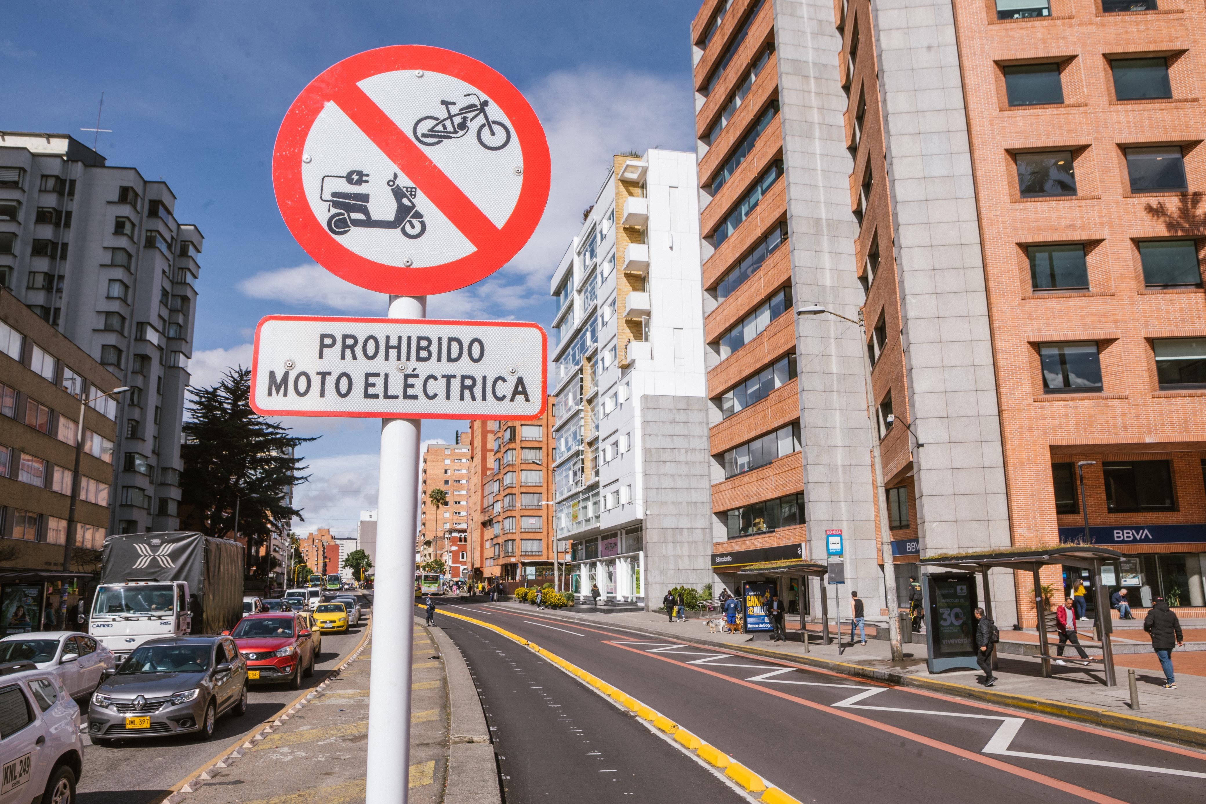 Las propuestas incluyen límites de velocidad para vehículos livianos y la restricción de bicicletas y motos en los andenes, con el fin de proteger a los peatones - crédito cortesía de la Secretaría de Movilidad de Bogotá