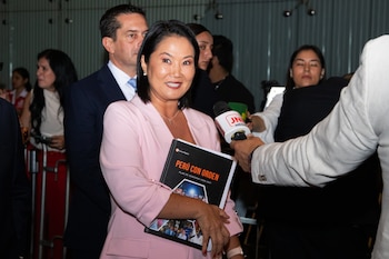 La candidata presidencial por el partido Fuerza Popular, Keiko Fujimori, habla con periodistas a su llegada al Centro de Convenciones este 25 de marzo de 2026, en Lima (Perú). EFE/ Renato Pajuelo