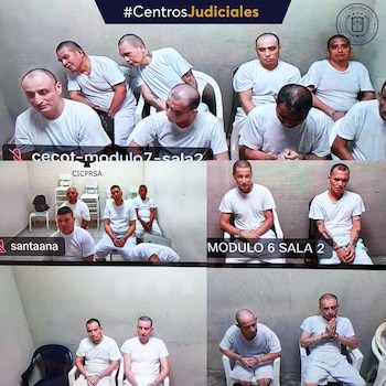 Integrantes de la clica Park View Locos Salvatruchos, durante la audiencia en la que recibieron sentencias de hasta 45 años de prisión por delitos cometidos en varios distritos de Ahuachapán (Cortesía:@JuzgadosSV).