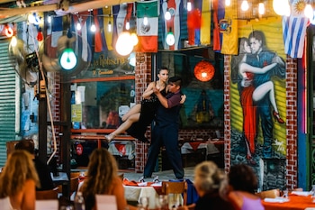 Caminito en La Boca combina conventillos coloridos, arte callejero y la herencia migratoria italiana, según ChatGPT. (EFE/Juan Ignacio Roncoroni)