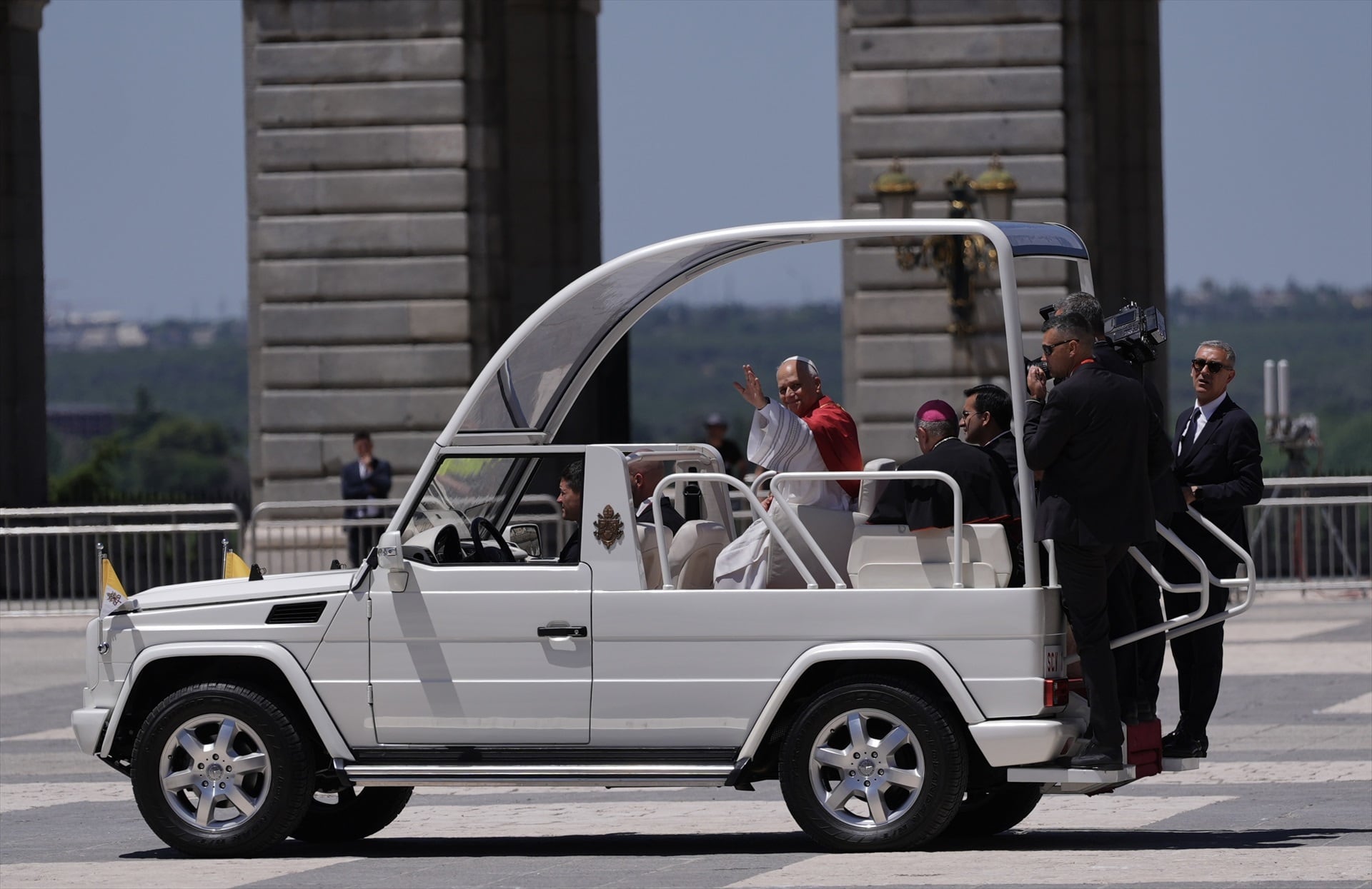 El Papa León XIV saluda desde el papamóvil tras su ceremonia de bienvenida en el Palacio Real, a 6 de junio de 2026, en Madrid (España). (Alberto Ortega / Europa Press)