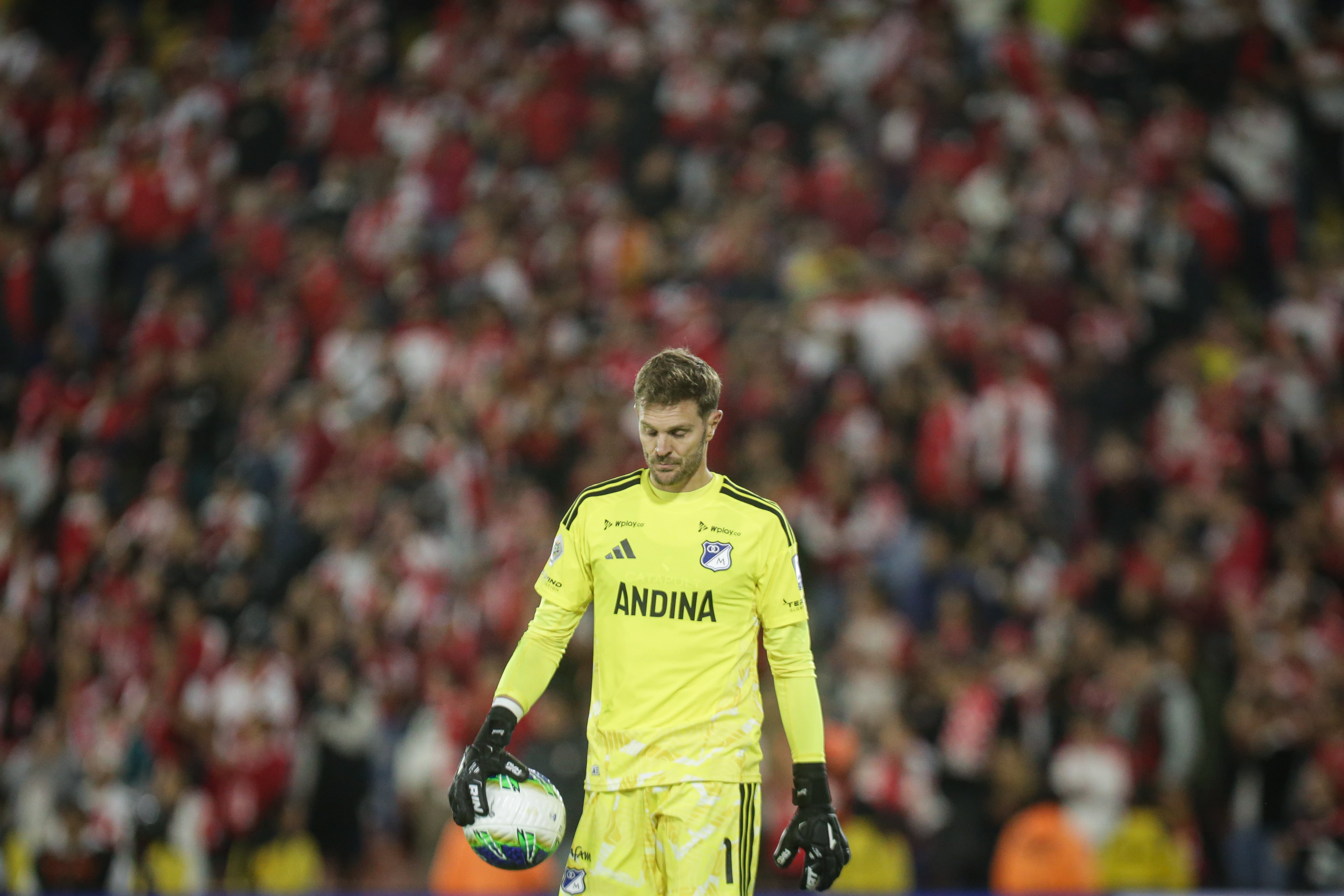 Javier Burrai, portero de Millonarios se vio comprometido en uno de los goles con los que Santa Fe derrotó al cuadro Embajador - crédito Cristian Bayona/Colprensa