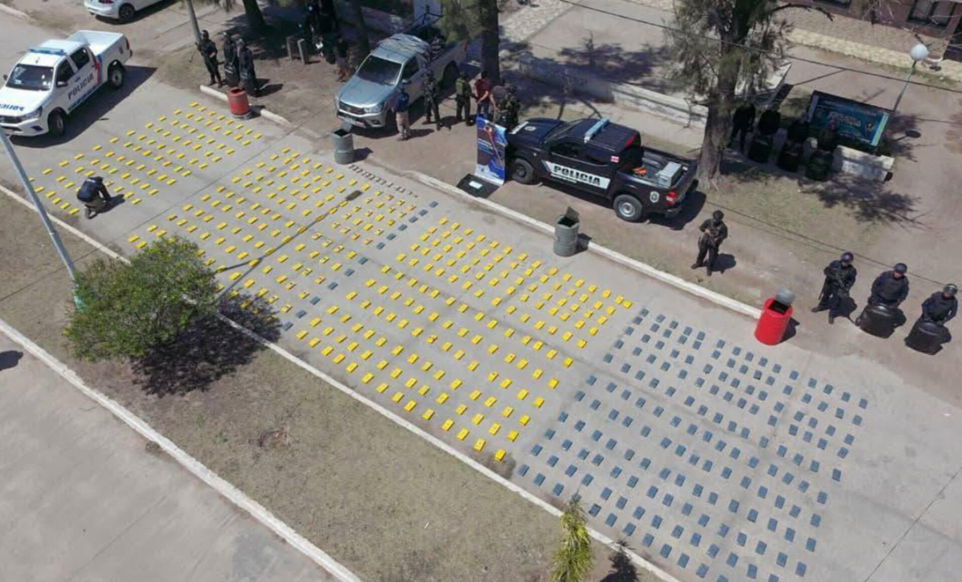 La Policía exhibe todo la droga secuestrada en Santiago del Estero