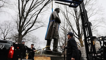 Trabajadores del ayuntamiento retiran la estatua del doctor J. Marion Sims en Central Park, Nueva York. (AFP)