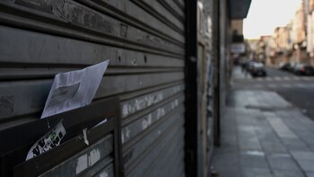 Coronavirus / Locales cerrados Local con boleta en la puerta en Bogota y Cuenca