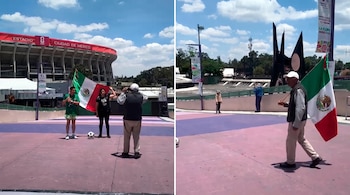 Por 10 pesos, el adulto mayor presta una bandera de México y un balón para ofrecer una foto del recuerdo con el Estadio Azteca de fondo. (Crédito especial: TikTok: @chinamendozaoficial)