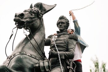 Un manifestante envuelve cadenas alrededor del cuello de la estatua del presidente de los Estados Unidos, Andrew Jackson, durante un intento de los manifestantes de derribar la estatua. REUTERS/Joshua Roberts