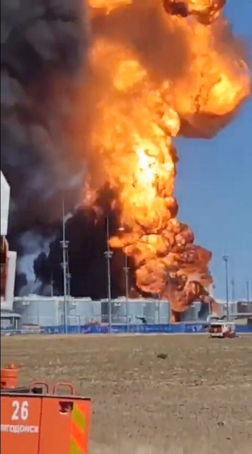 El fuego y el humo se elevan tras un ataque ucraniano con drones a un depósito de diésel, en el transcurso del conflicto entre Rusia y Ucrania, en Proletarsk, en la región sur de Rostov, Rusia, en esta captura de pantalla obtenida de un video en redes sociales publicado el 22 de agosto de 2024 (Reuters)