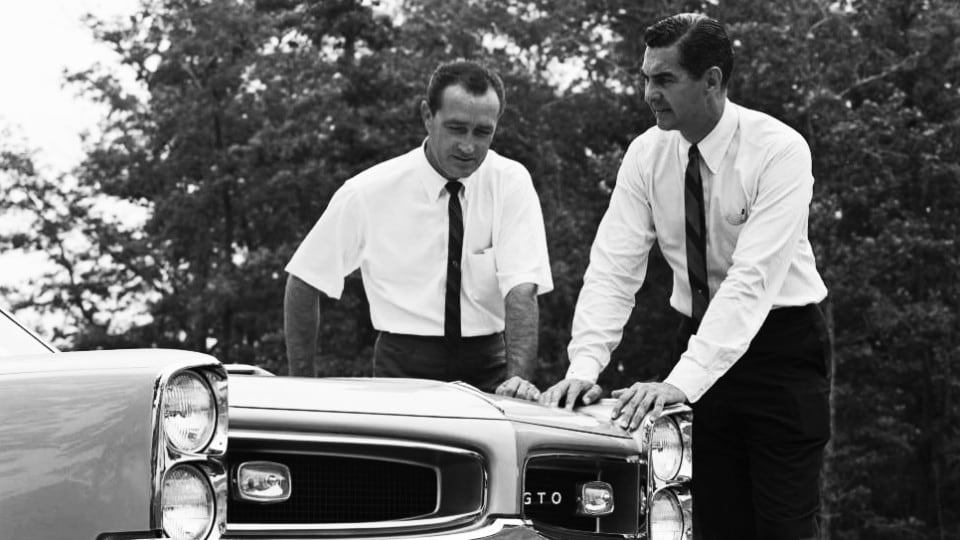 John DeLorean (derecha) obtuvo el título de ingeniero en el Instituto de Tecnología de Lawrence tras servir en la Segunda Guerra Mundial