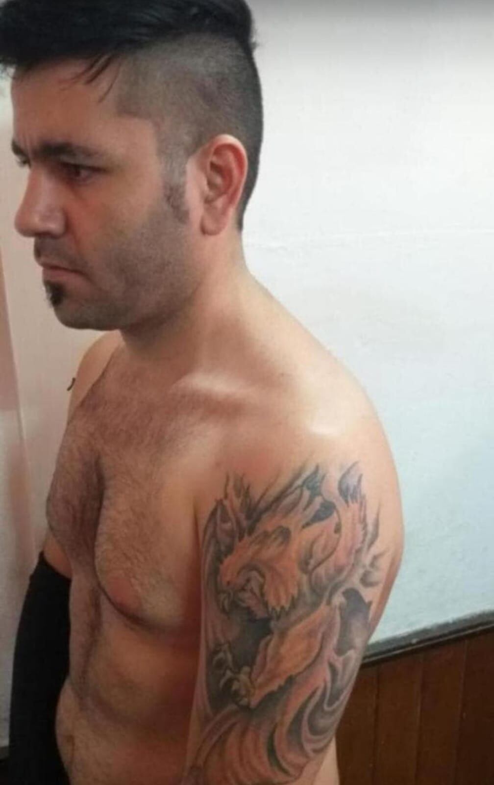Yonatan Ariel D. tiene un tatuaje de un águila en el antebrazo izquierdo.