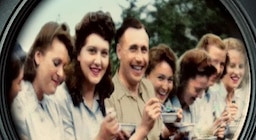 El álbum de fotos de Auschwitz con los nazis sonriendo: la historia real detrás de la obra finalista del Pulitzer que llega a Broadway