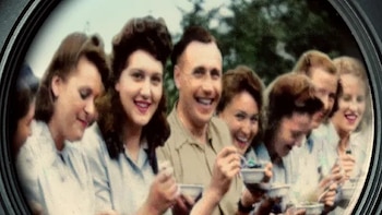 El álbum de fotos de Auschwitz con los nazis sonriendo: la historia real detrás de la obra finalista del Pulitzer que llega a Broadway