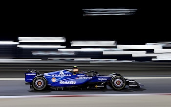 Carlos Sains arriba del FW47 durante los test de pruebas de la Fórmula 1 en el Circuito Internacional de Bahrein (REUTERS/Jakub Porzycki)