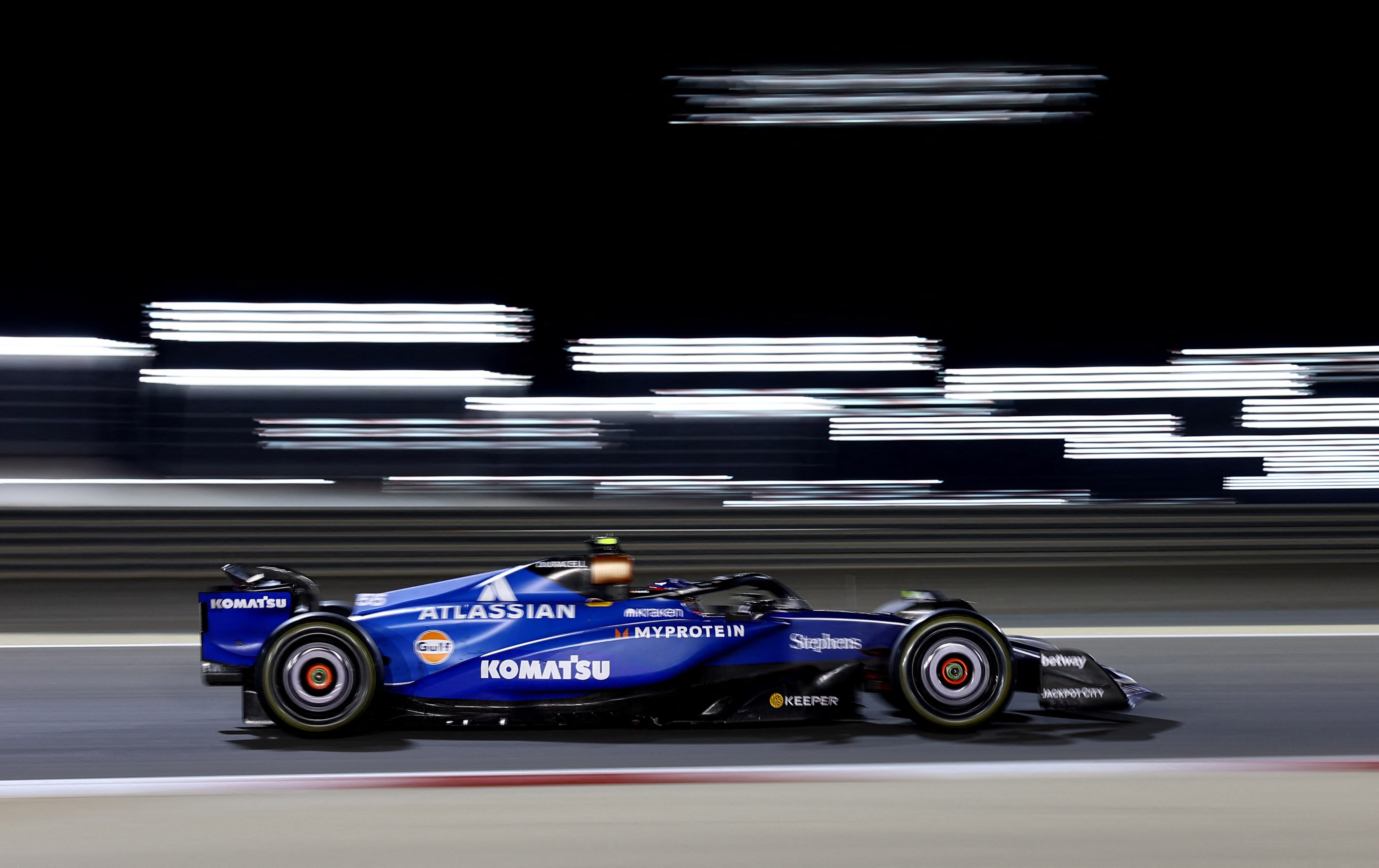 Carlos Sains arriba del FW47 durante los test de pruebas de la Fórmula 1 en el Circuito Internacional de Bahrein (REUTERS/Jakub Porzycki)