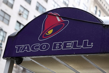 Taco Bell, una de las marcas clave de Yum Brands, se consolida como pilar estratégico tras la venta de Pizza Hut, con el grupo enfocado en potenciar su crecimiento y rentabilidad en el mercado global (REUTERS/Andrew Kelly/File Photo)