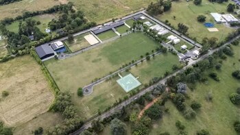 Les prohibieron salir del país