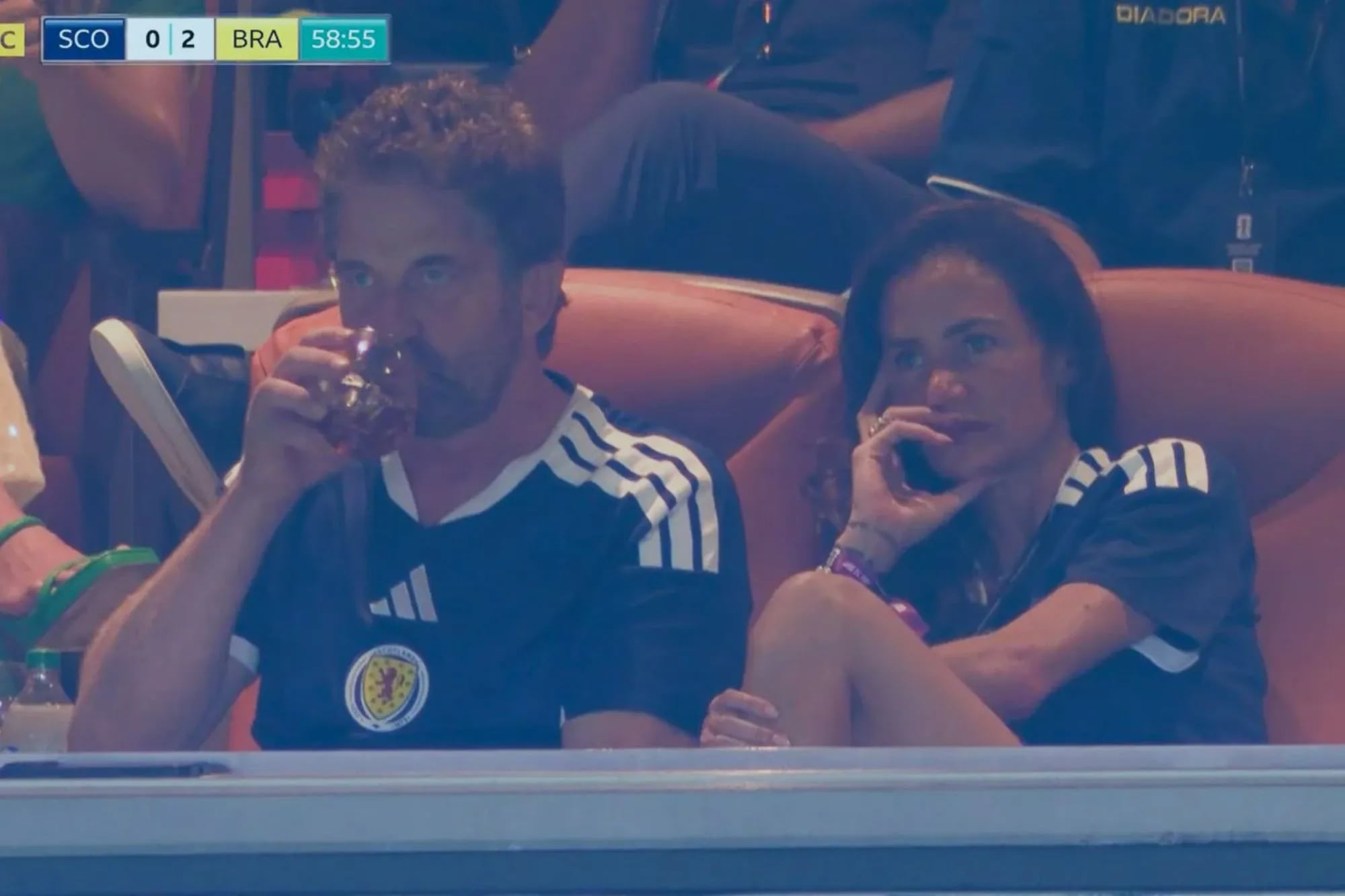 Gerard Butler, vestido con la camiseta de Escocia, vio la derrota ante Brasil desde un palco VIP en Miami junto a su novia Morgan Brown
