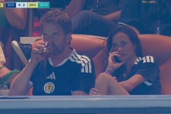 Gerard Butler, vestido con la camiseta de Escocia, vio la derrota ante Brasil desde un palco VIP en Miami junto a su novia Morgan Brown
