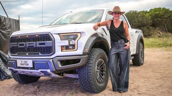 Mona Gallosi junto a la F150 Raptor