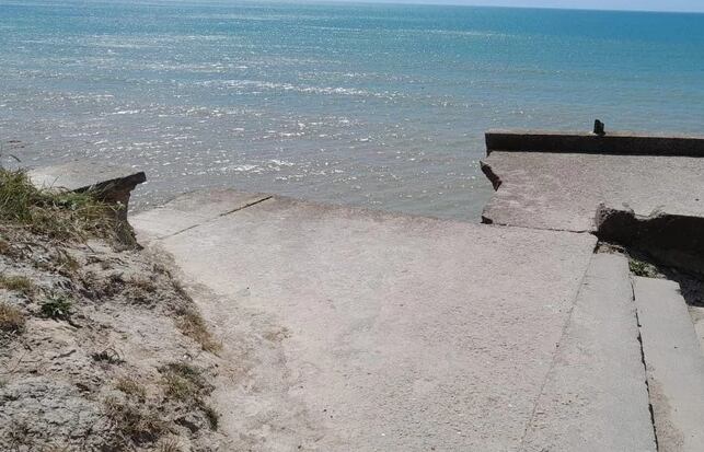 La falta de barandas y la señalización ausente caracterizan varios accesos a la costa