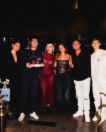 Marta junto a sus amigos