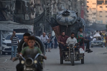 Palestinos desplazados abandonan el norte