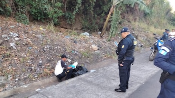 Guatemala: Hallan cadáver en bolsas plásticas en la ruta Palín-Escuintla con una nota que alude a extorsiones contra empresas y un supermercado