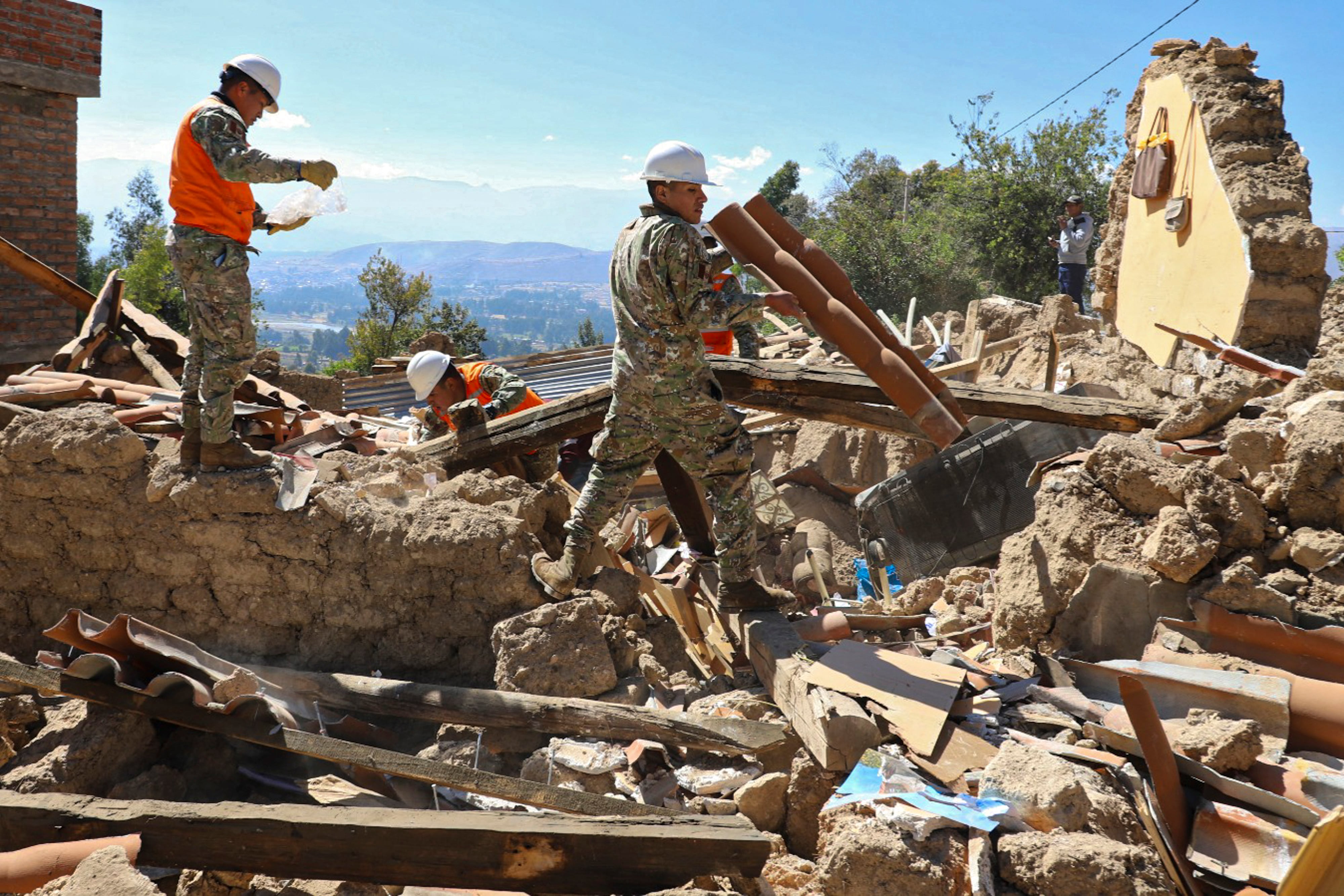 Militares con cascos blancos remueven escombros de viviendas destruidas en Junín, Perú, tras un sismo que causó 6 fallecidos y 300 damnificados. (Gobierno Regional de Junín)