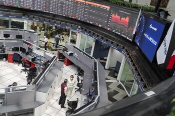 FOTO DE ARCHIVO-Empleados interactúan mientras