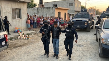 De acuerdo con información oficial, el detenido estaría vinculado con actividades de extorsión, cobro de piso y sicariato. (Crédito: Imagen ilustrativa elaborada con IA| Infobae México)