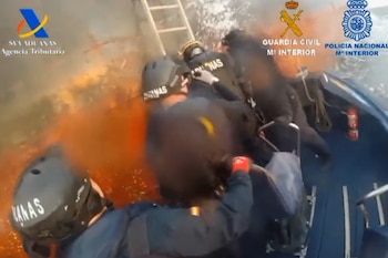 Agente de Vigilancia Aduanera asaltando un barco en alta mar con una de las lanchas del Fulmar que se van a sustituir