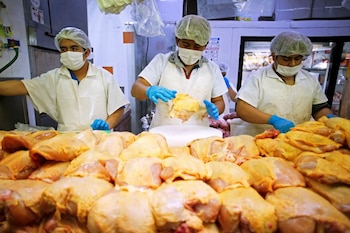 Imagen de archivo. Trabajadores preparan pollo en un puesto de comida en la Central de Abastos tras el primer fallecimiento por COVID-19 en México, Ciudad de México, 19 de marzo de 2020. REUTERS/Gustavo Graf