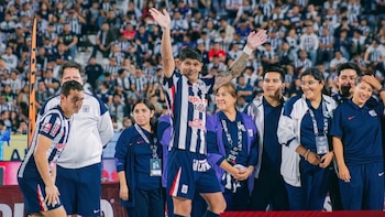 Esteban Pavez saludando a la afición aliancista durante la coronación del Apertura 2026. - Crédito: Sergio Vela