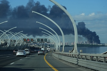 Humo negro sobre el puerto de San Petersburgo tras un ataque de drones ucranianos, el 3 de junio de 2026. (AP Photo)