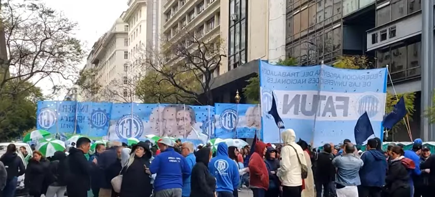 La concentración de la CGT comenzó a las 15.30