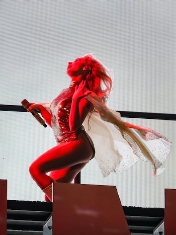 Botas go-go amarillo mantequilla y medias de cristal reforzaron la estética disco y retro-futurista del segmento (Instagram)