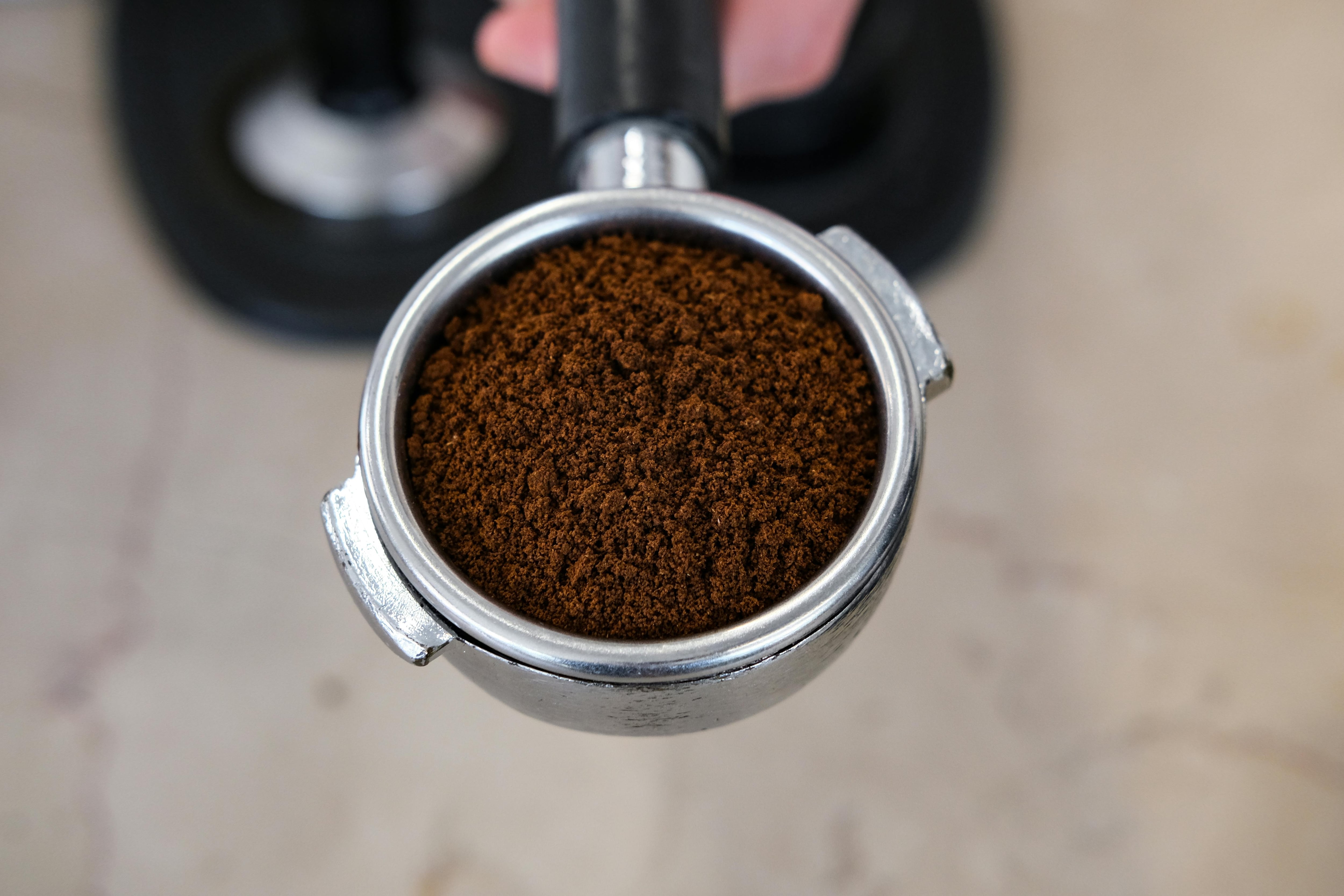 Los posos de café usados aparecen como una alternativa menos extendida que el limón, el vinagre y el bicarbonato. (Pexels)