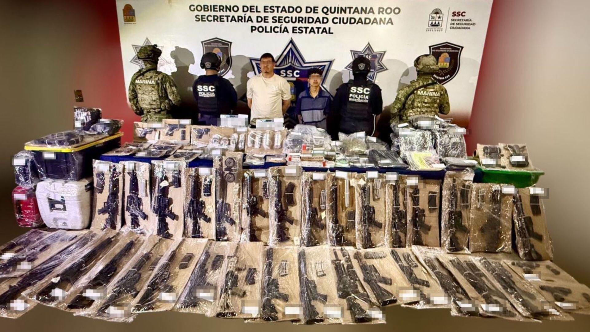 Marina detiene a dos presuntos operadores del CJNG con armas largas, droga y distintivos en Quintana Roo | Video
