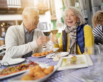 Una pareja de jubilados disfruta
