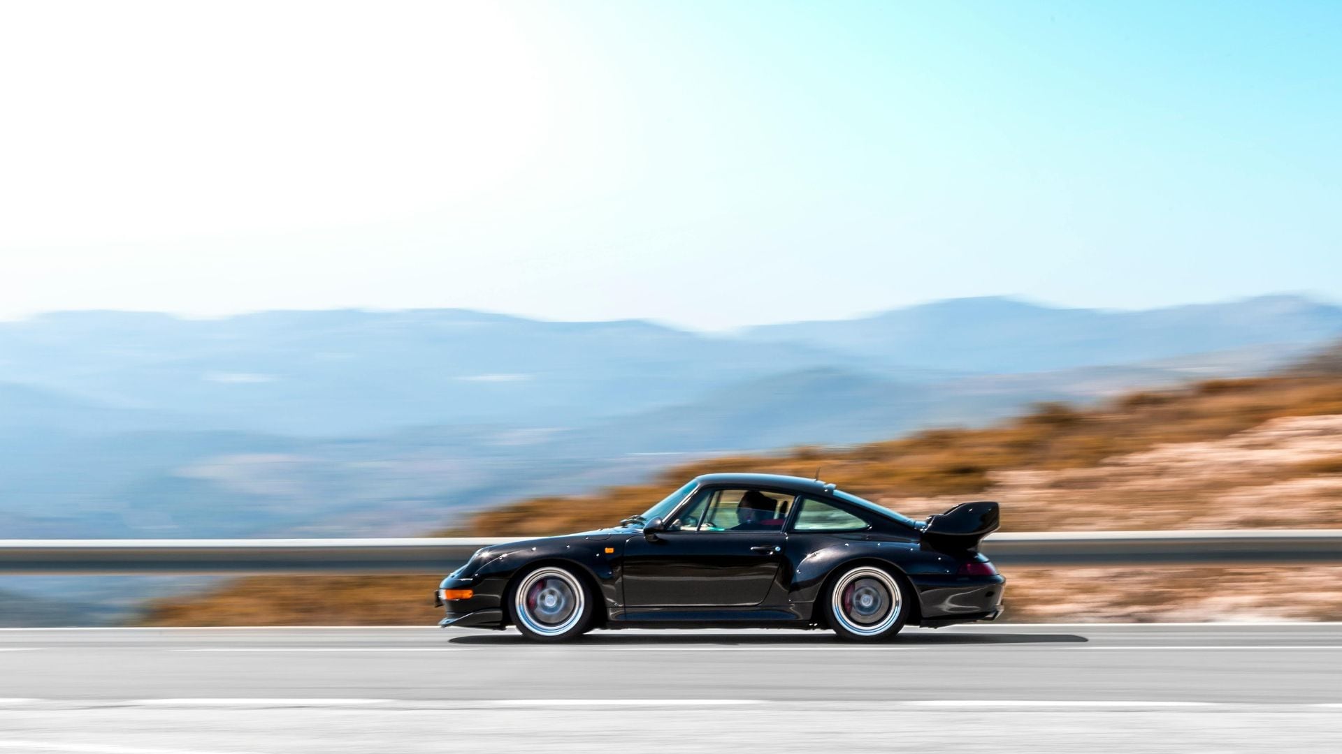 Una persona conduce un Porsche. (Canva)