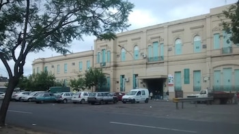 Un joven salió a un