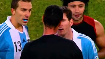 Zumba corre hacia Lionel Messi