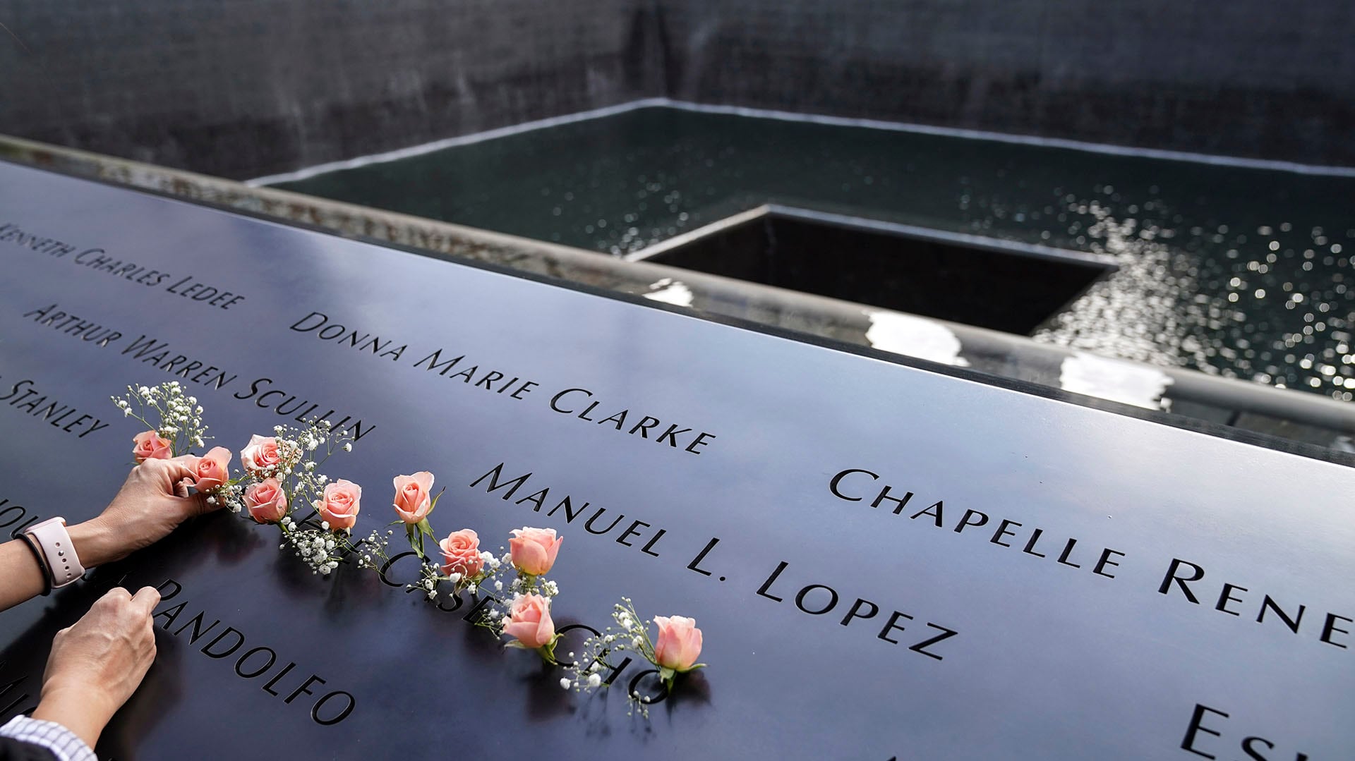 Familiares de víctimas y docentes advierten que omitir el 11-S de la memoria escolar de Estados Unidos es un riesgo para las nuevas generaciones (AP Photo/John Minchillo, File)